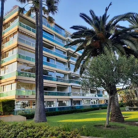 Apartment 4-star Beachfront Appartment- Sea View Cannes