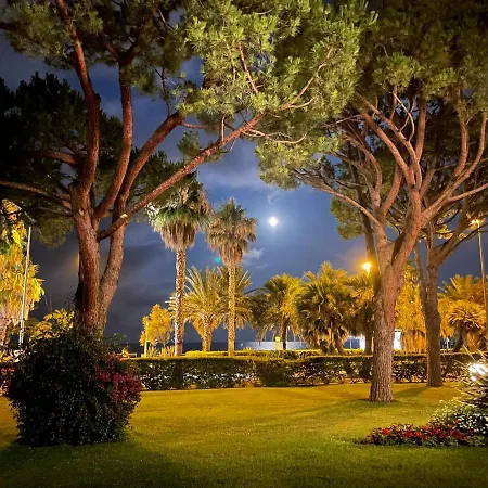 4-star Beachfront Appartment- Sea View * Cannes