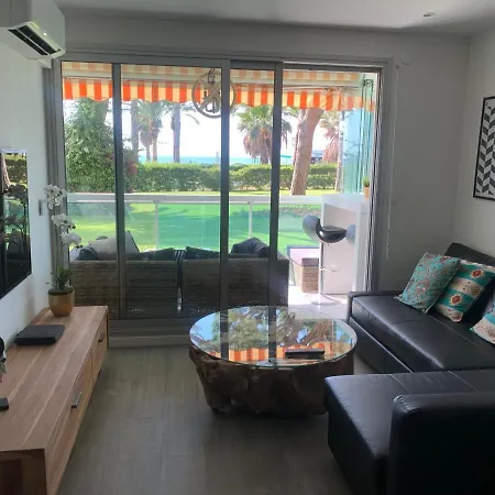 Apartment 4-star Beachfront Appartment- Sea View